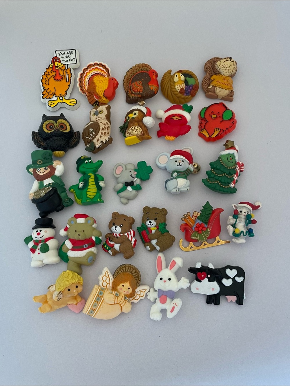 25 Holiday Plastic Pins Lot 16 Hallmark 3 Russ 2 Gibson 1 Fun World 3 No Brand